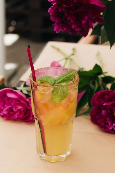Delicioso Cóctel Tropical Con Hojas Menta Flores Peonía Rosa Mesa — Foto de Stock