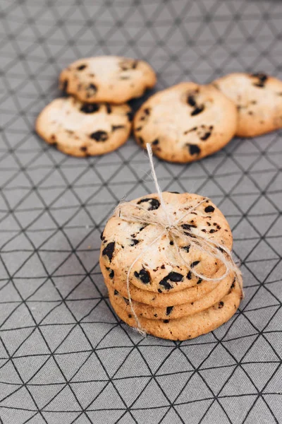 布の上のおいしい自家製チョコレート カリカリ クッキー — ストック写真