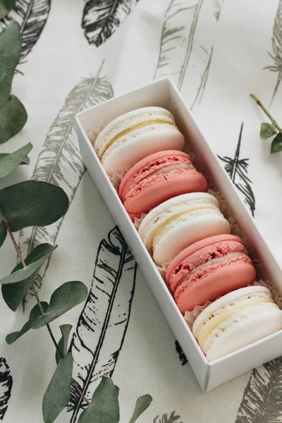 Composição Deliciosos Macaroons Mesa Com Galhos Verdes — Fotografia de Stock