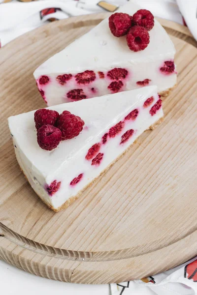 Twee Stukken Van Heerlijke Cake Met Frambozen Zoete Dessert — Stockfoto