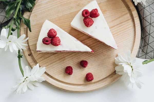 Deux Morceaux Délicieux Gâteau Aux Framboises Sur Planche Bois Fleurs — Photo