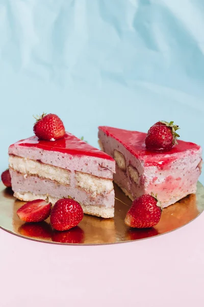 Deux Morceaux Délicieux Gâteau Aux Fraises Dessert Sucré — Photo