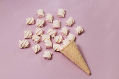 çıtır gofret koni mor arka plan, gıda düz lay üzerinde dağınık marshmallow ile