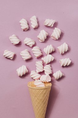 çıtır gofret koni mor arka plan, gıda düz lay üzerinde dağınık marshmallow ile