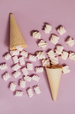 çıtır gofret koniler mor arka plan üzerinde dağınık marshmallow ile gıda düz yatıyordu