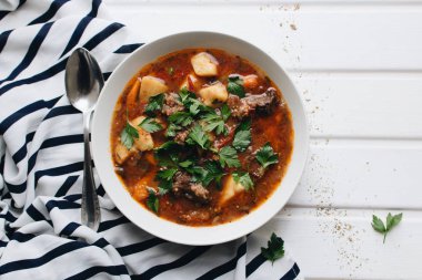 maydanoz, et ve biber ile lezzetli domates çorbası