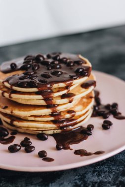 soslu lezzetli ev yapımı krep yığını