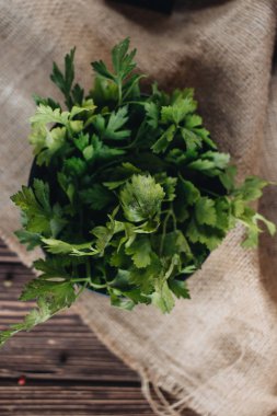 demet taze yeşil maydanoz üzerinde ahşap arka plan çırpı 