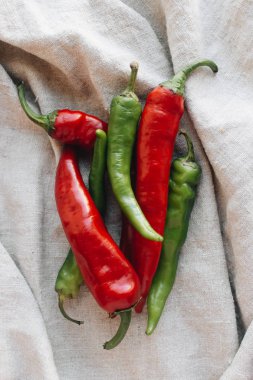 taze kırmızı ve yeşil biber yığını 