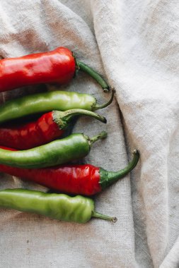 taze kırmızı ve yeşil biber yığını 