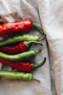 taze kırmızı ve yeşil biber yığını 