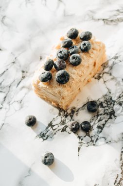 mermer masa, tatlı tatlı üzerinde yaban mersini ile lezzetli kek parçası 