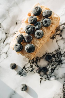 mermer masa, tatlı tatlı üzerinde yaban mersini ile lezzetli kek parçası 