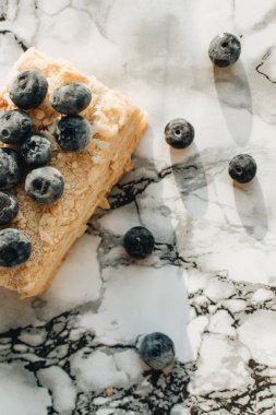 mermer masa, tatlı tatlı üzerinde yaban mersini ile lezzetli kek parçası 