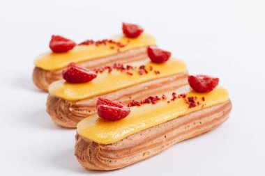 sarı sır ve ahududu ile lezzetli eklerleri kümesi