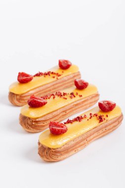 sarı sır ve ahududu ile lezzetli eklerleri kümesi