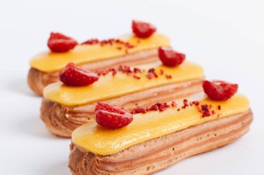 sarı sır ve ahududu ile lezzetli eklerleri kümesi