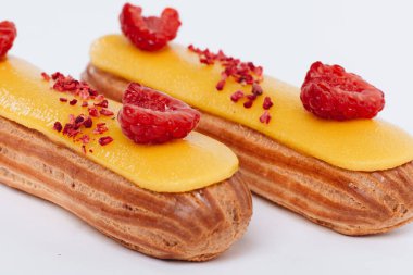 sarı sır ve ahududu ile lezzetli eklerleri kümesi