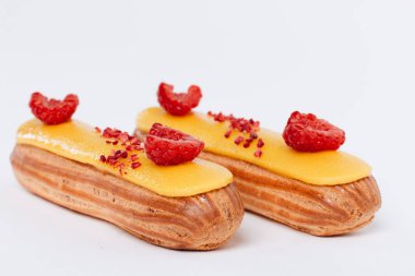 sarı sır ve ahududu ile lezzetli eklerleri kümesi