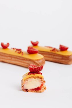 sarı sır ve ahududu ile lezzetli eklerleri kümesi