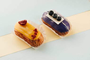 Sır ile lezzetli eklerleri kümesi renkli tatlı 