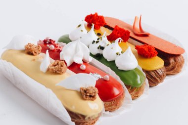 Sır ile lezzetli eklerleri kümesi renkli tatlı 