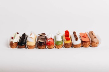 Sır ile lezzetli eklerleri kümesi renkli tatlı