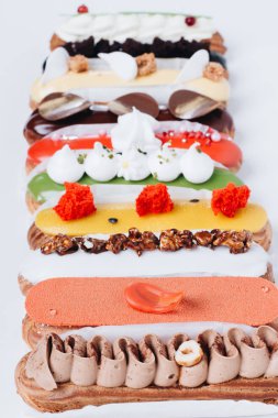 Sır ile lezzetli eklerleri kümesi renkli tatlı