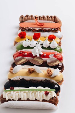 Sır ile lezzetli eklerleri kümesi renkli tatlı