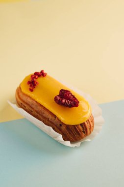 sarı sır ile lezzetli pasta tatlı tatlı 