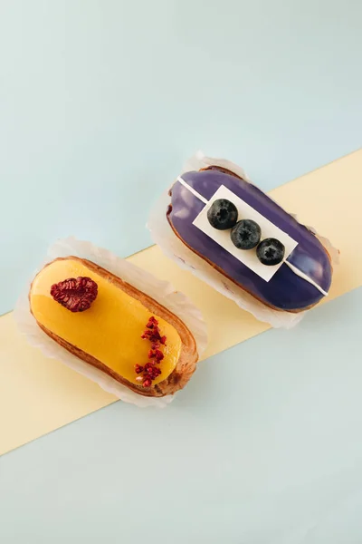 Conjunto Deliciosos Eclairs Com Esmalte Sobremesa Colorida — Fotografia de Stock