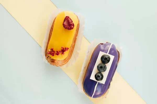 Conjunto Deliciosos Eclairs Com Esmalte Sobremesa Colorida — Fotografia de Stock