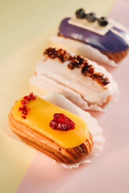 Sır ile lezzetli eklerleri kümesi renkli tatlı