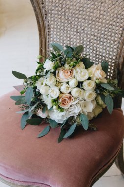 güzel bahar buket ihale pembe Düğünçiçeği sandalyede, zarif çiçek dekorasyon 