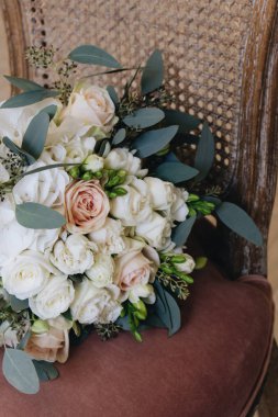 güzel bahar sandalyede, zarif çiçek dekorasyon ihale pembe gül buketi 