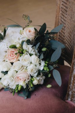 güzel bahar sandalyede, zarif çiçek dekorasyon ihale pembe gül buketi 