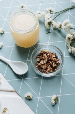 ceviz, bal ve masaya beyaz çiçek