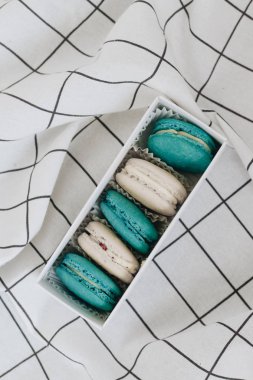 kompozisyon üzerinde masa örtüsü, tatlı tatlı lezzetli macaroons 