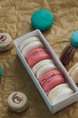 hediye kutusunda, tatlı tatlı lezzetli macaroons bileşimi 