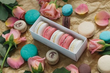 hediye kutusunda, tatlı tatlı lezzetli macaroons bileşimi 