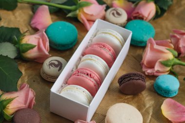 hediye kutusunda, tatlı tatlı lezzetli macaroons bileşimi 