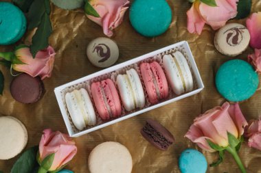 hediye kutusunda, tatlı tatlı lezzetli macaroons bileşimi 