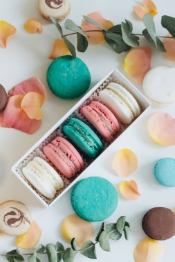 hediye kutusunda, tatlı tatlı lezzetli macaroons bileşimi 