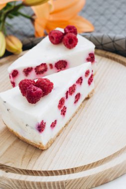 lezzetli kek ahududu, tatlı tatlı ile iki adet 