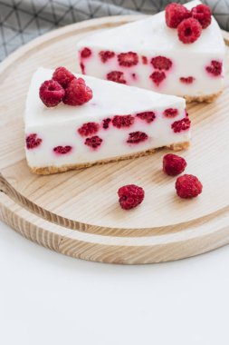 lezzetli kek ahududu, tatlı tatlı ile iki adet 