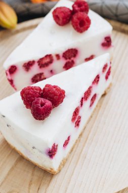 lezzetli kek ahududu, tatlı tatlı ile iki adet 