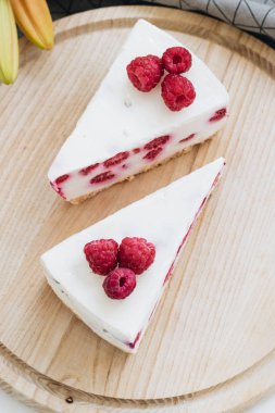 lezzetli kek ahududu, tatlı tatlı ile iki adet 