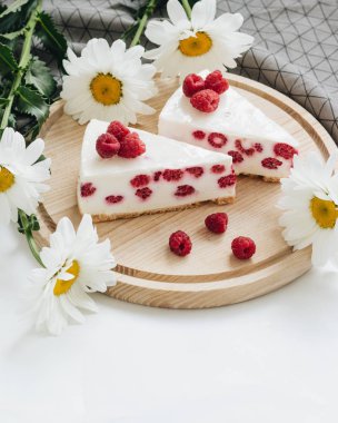 lezzetli kek ahududu, tatlı tatlı ile iki adet 