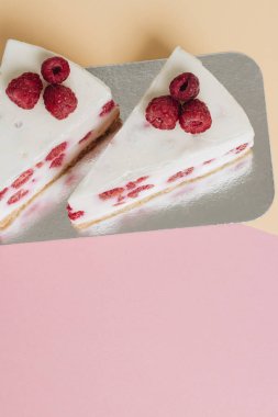 lezzetli kek ahududu, tatlı tatlı ile iki adet 