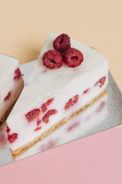 lezzetli kek ahududu, tatlı tatlı ile iki adet 